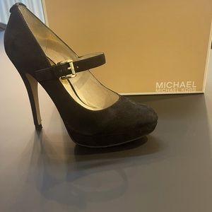 Michael Kors suede pump